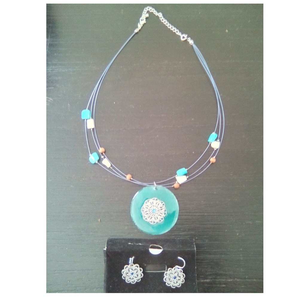 Avon 2010‎ Blue Shell Disc Necklace & Matching Pierced Earrings